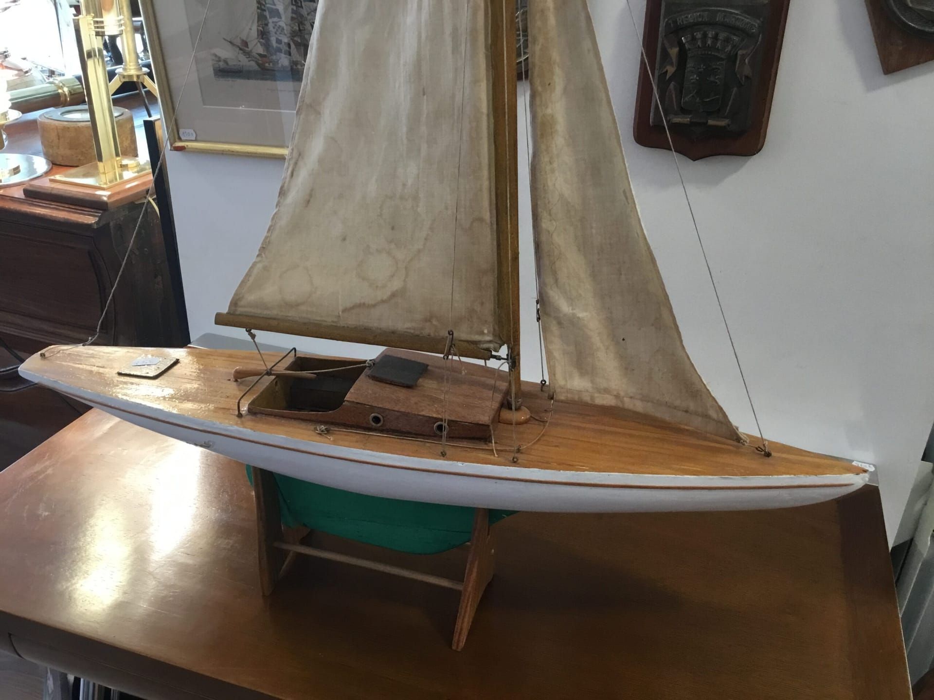 Petit voilier de bassin